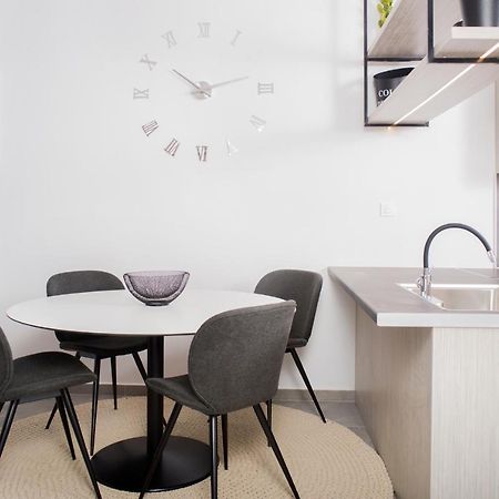 Urban Chic Luxury At The City Center Kalamata Bagian luar foto