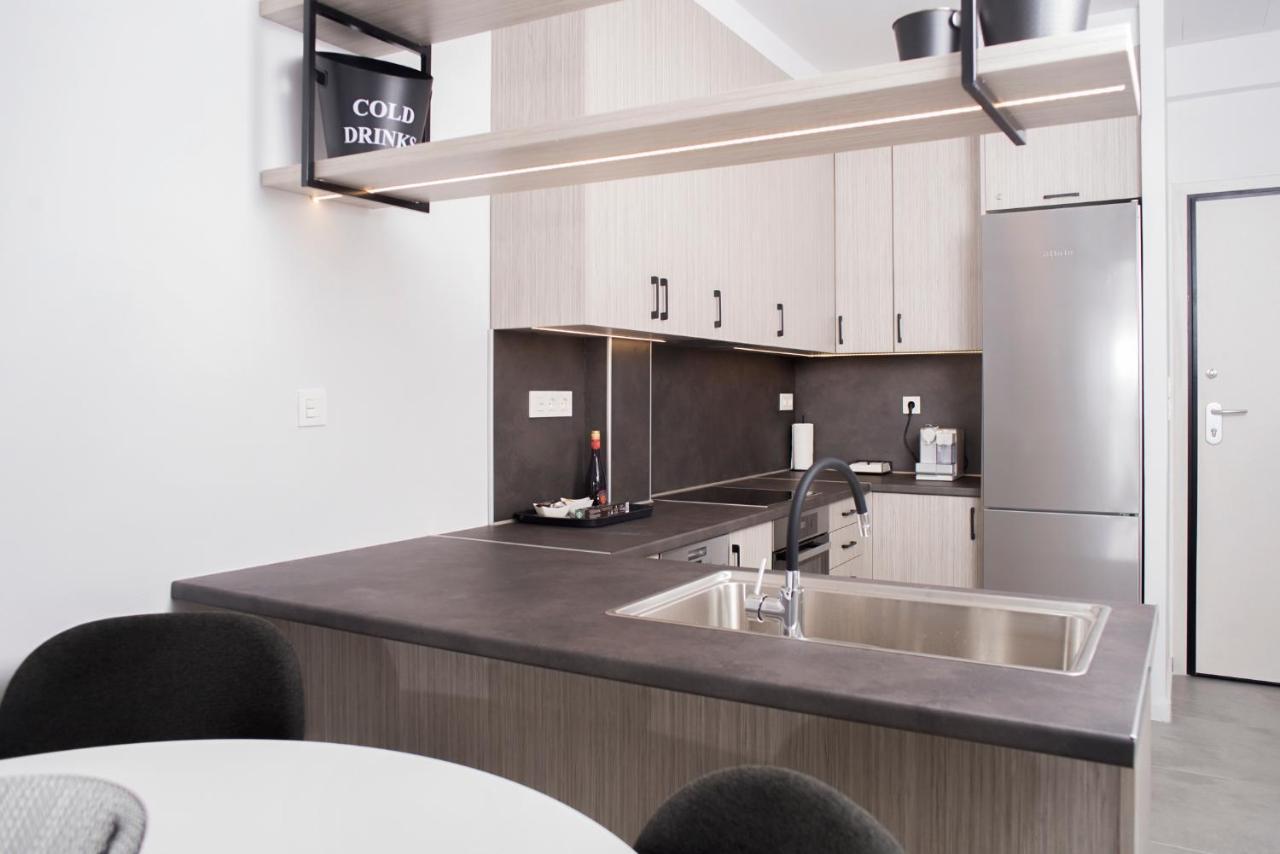 Urban Chic Luxury At The City Center Kalamata Bagian luar foto