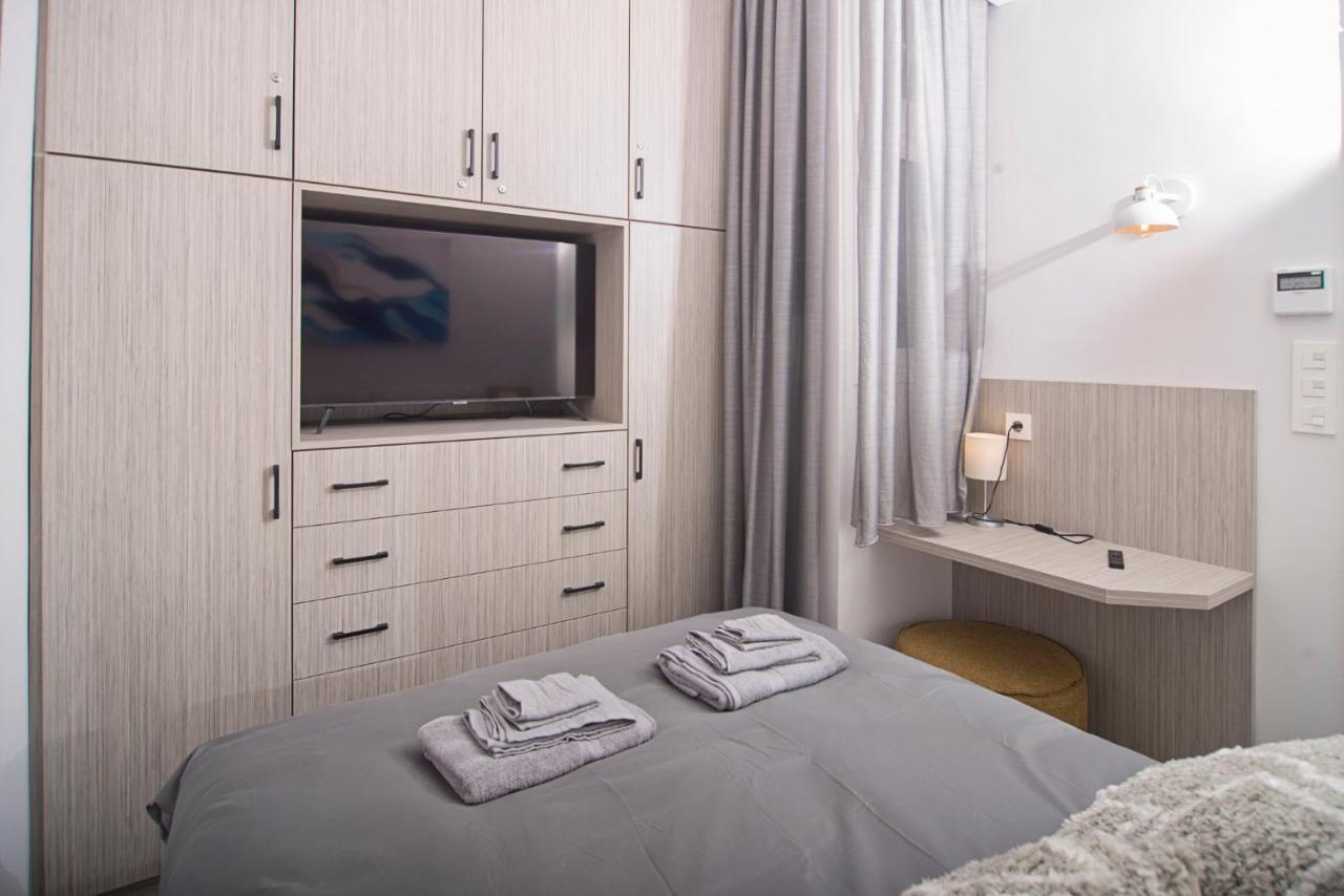Urban Chic Luxury At The City Center Kalamata Bagian luar foto