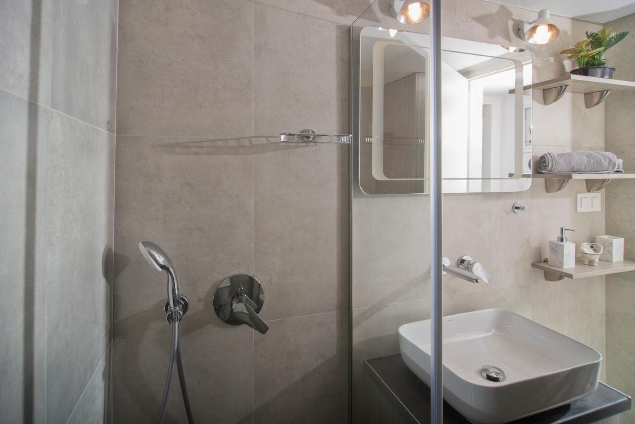 Urban Chic Luxury At The City Center Kalamata Bagian luar foto