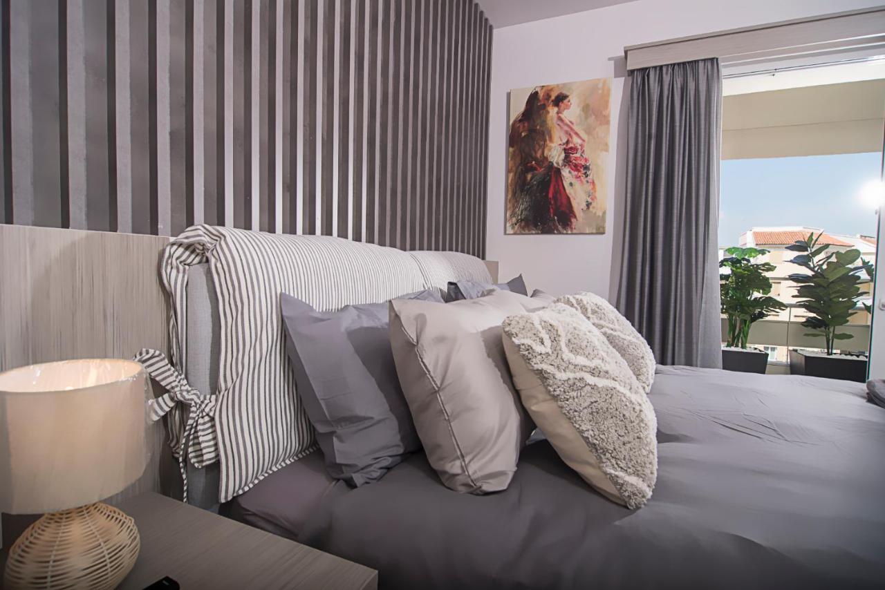 Urban Chic Luxury At The City Center Kalamata Bagian luar foto