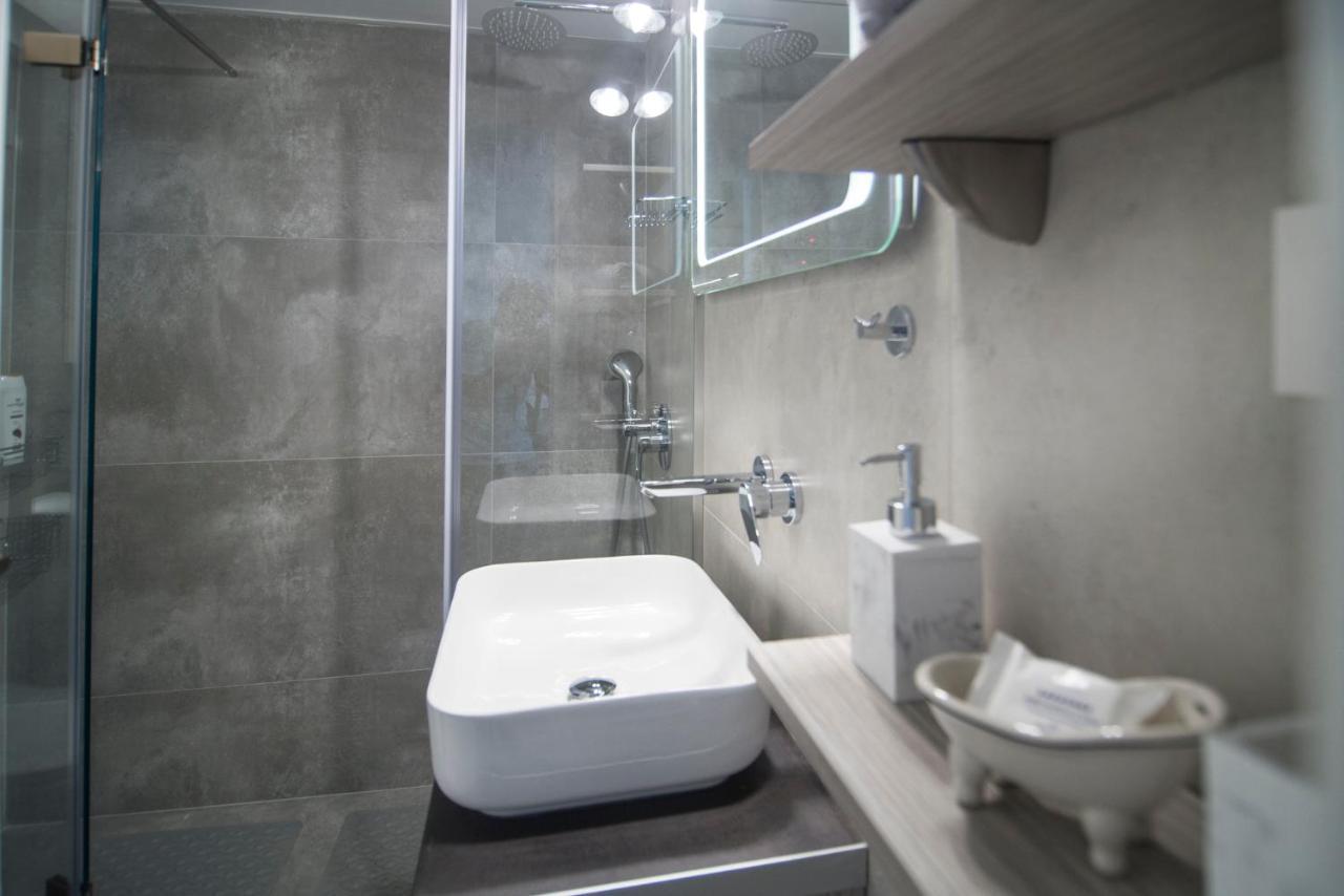 Urban Chic Luxury At The City Center Kalamata Bagian luar foto