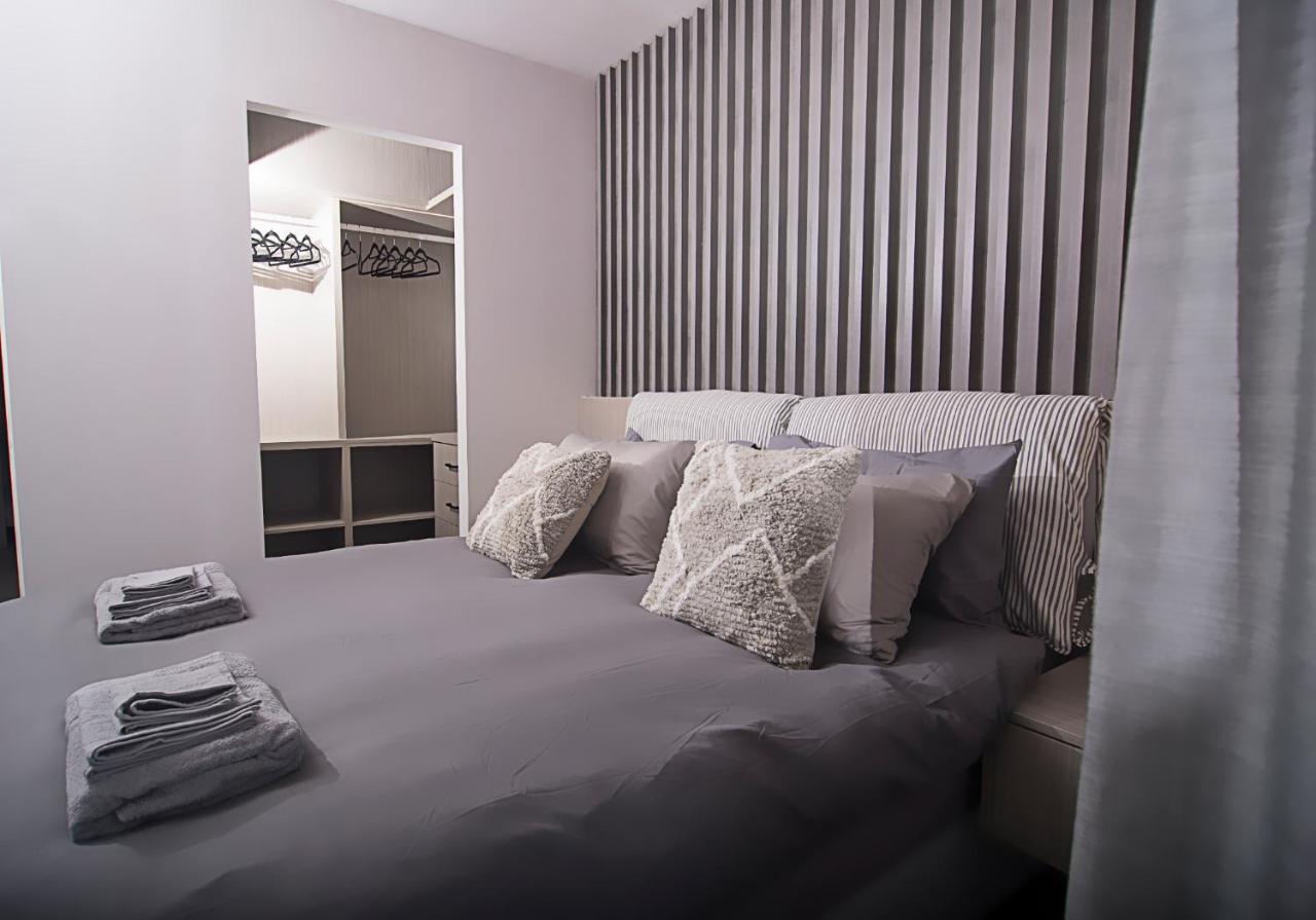 Urban Chic Luxury At The City Center Kalamata Bagian luar foto