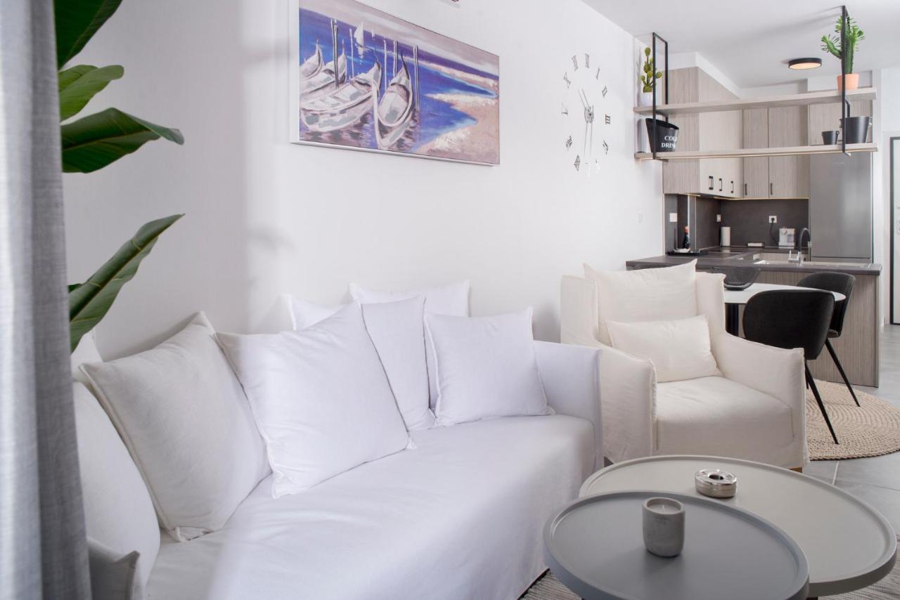 Urban Chic Luxury At The City Center Kalamata Bagian luar foto
